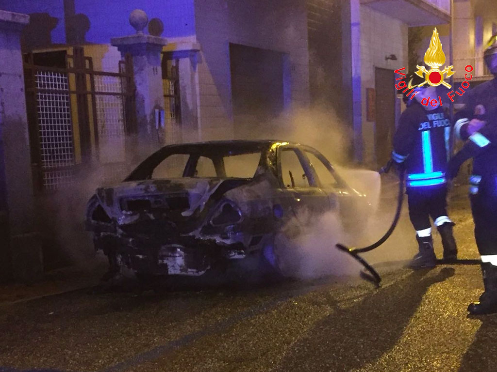 Lamezia, auto a fuoco nella notte in via Tevere