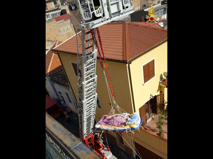 Donna in sovrappeso soccorsa con la gru e trasportata in ospedale
