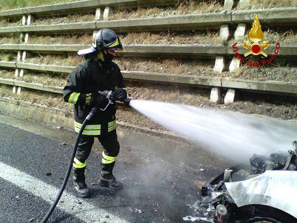 Vigili-fuoco-settinagiano-auto-in-fiamme-2.jpg
