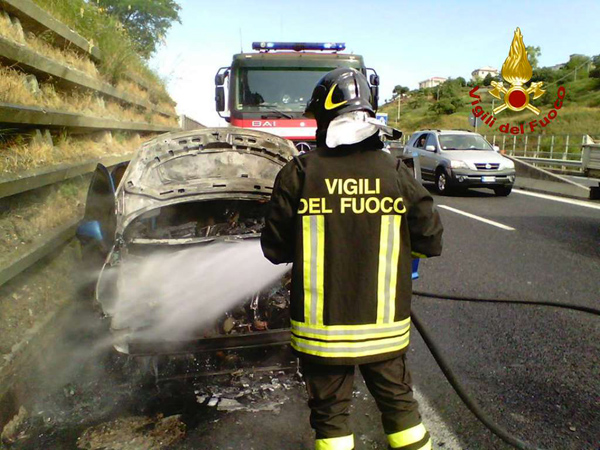 Calabria: In fiamme auto su SS280 all’uscita di Settingiano