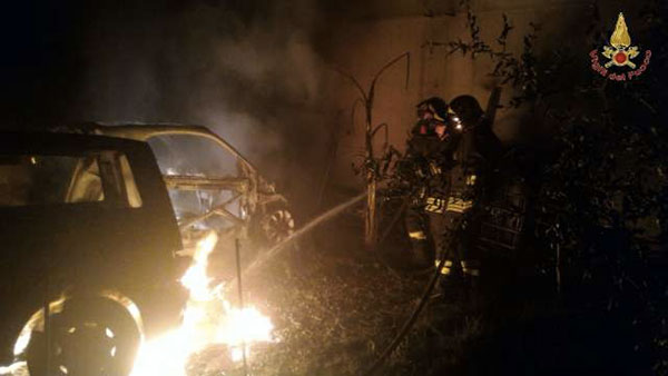 Incendiate quattro autovetture a Reggio Calabria, intervengono vigili del fuoco