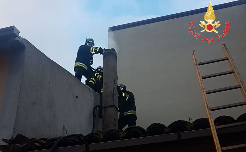 Incendio in abitazione a Borgia, salva coppia di anziani