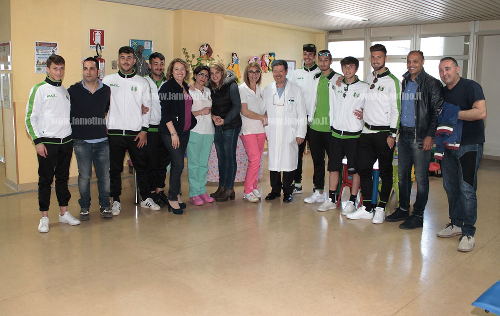 Lamezia: uova di Pasqua in pediatria, il dono dei giocatori della Vigor ai piccoli pazienti