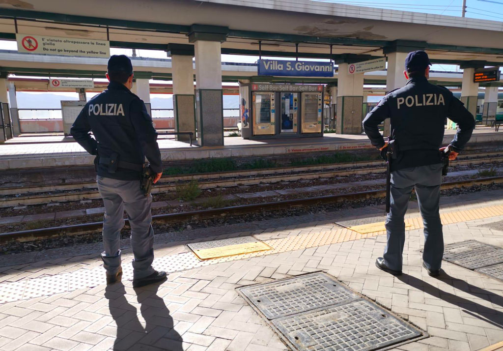 Molesta donna incinta in stazione Villa San Giovanni e aggredisce agenti, arrestato 