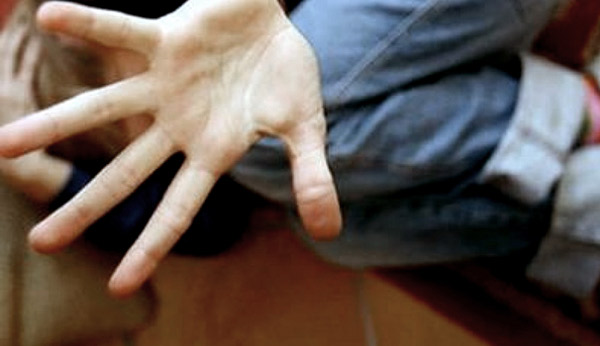 Calci, insulti e soprusi alla moglie: arrestato 56enne a Gasperina