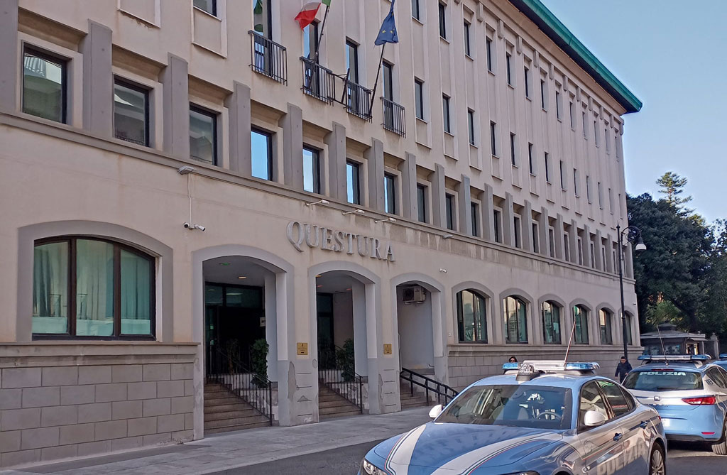 Sorpresi a bruciare rifiuti, due arresti della Polizia a Reggio Calabria 
