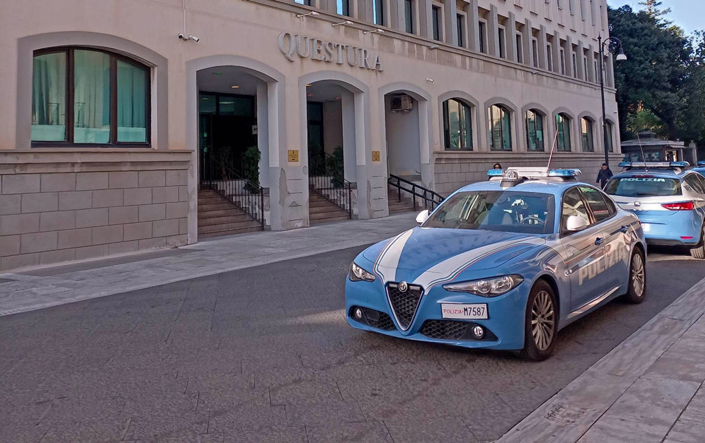 Tentano fuga dopo furto e impattano con auto Polizia, due arresti a Reggio