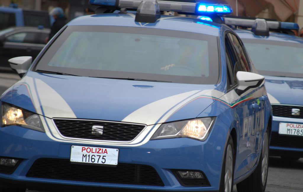 Donna denuncia marito per maltrattamenti e lui la minaccia davanti a figli e agenti, arrestato a Reggio