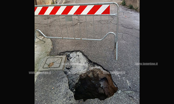 Lamezia: voragine in via Aspromonte, strada chiusa al traffico