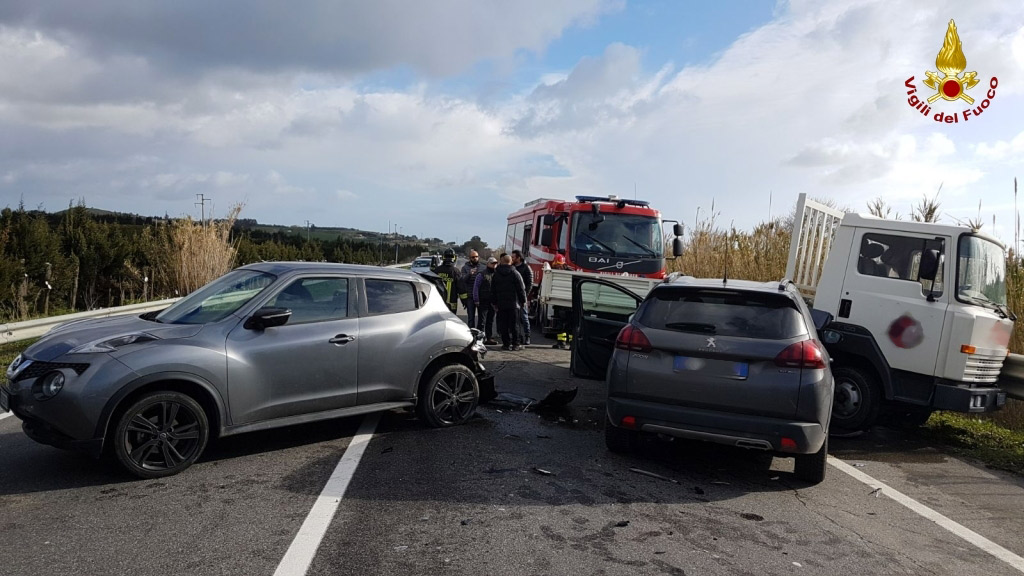 Scontro tra 2 auto e camioncino su SS106, un ferito a Simeri mare