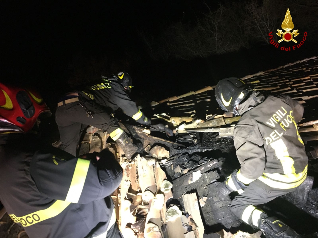 Incendio in un casolare ad Amato, indagini in corso