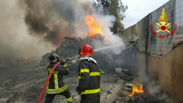 A fuoco discarica a San Mauro Marchesato