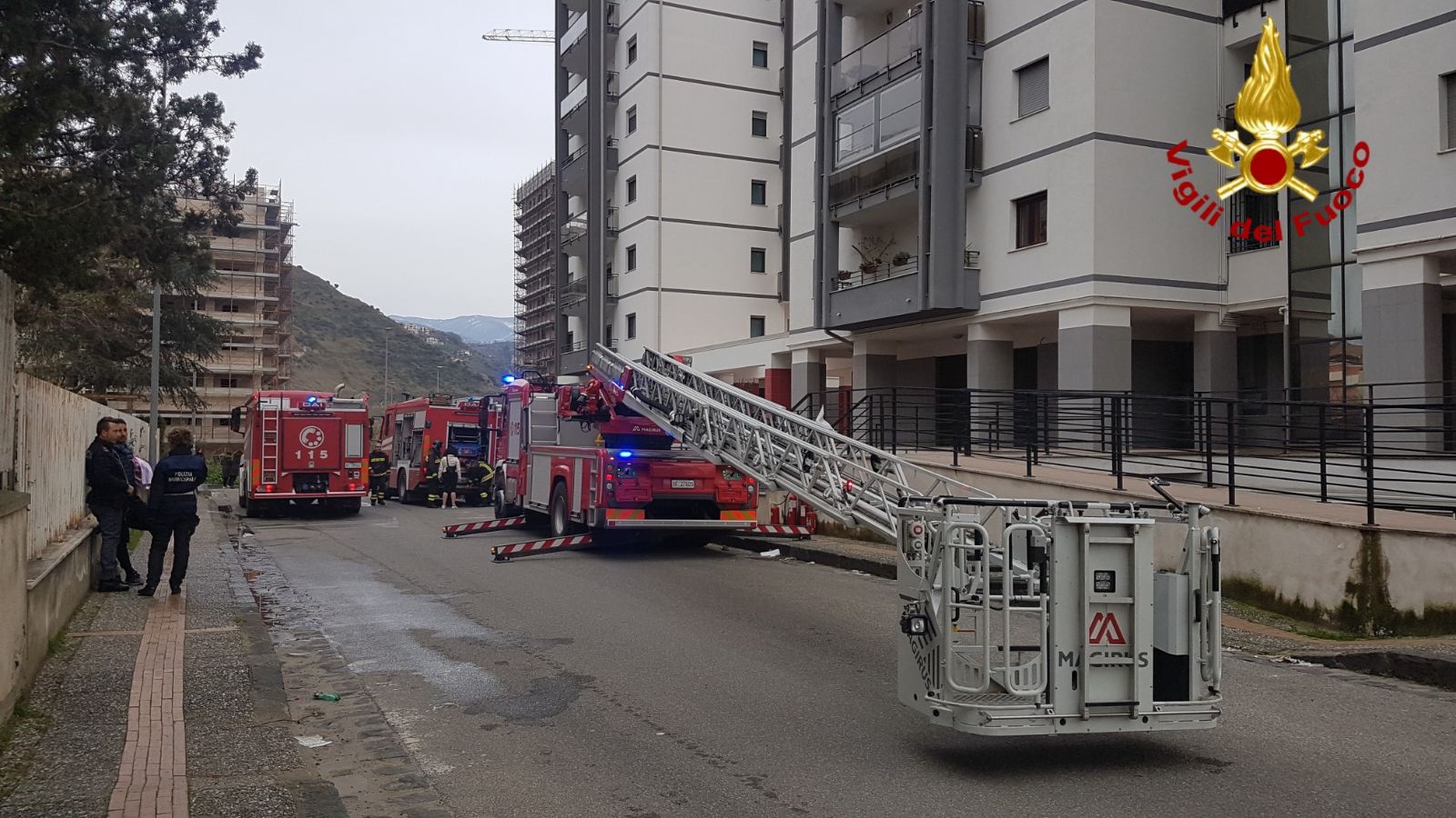 Incendio in appartamento a Cosenza, evacuato edificio