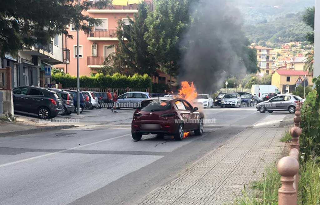 Lamezia, a fuoco auto in transito in via Basilio Sposato: illesi passeggeri