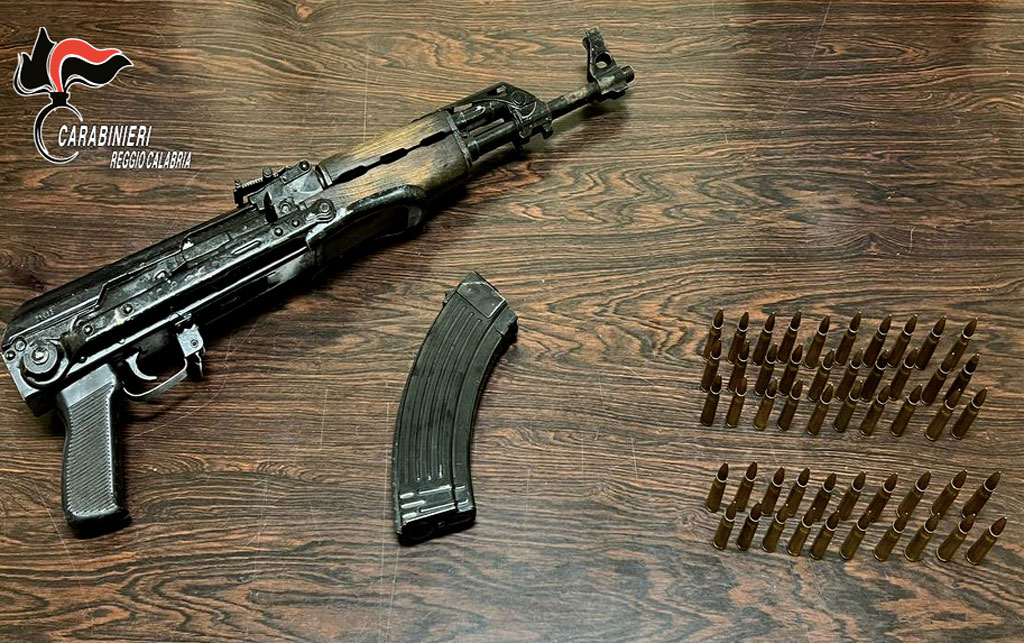 _KALASHNIKOV-E-CARTUCCE-IN-MACCHINAreggino_5b618.jpg