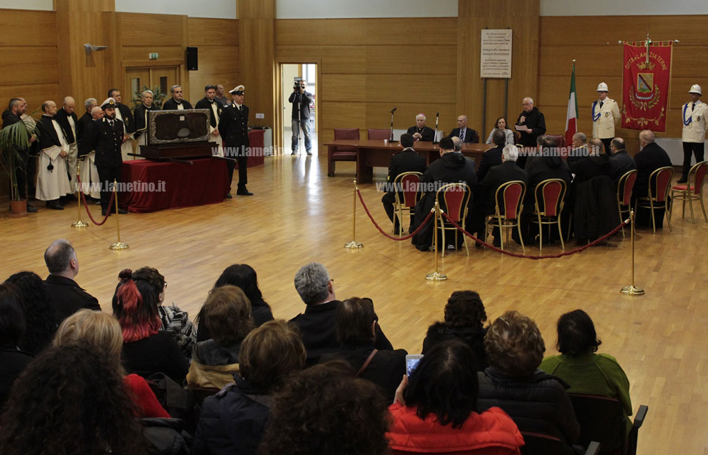 Lamezia, la reliquia del Mantello di San Francesco accolta al Comune