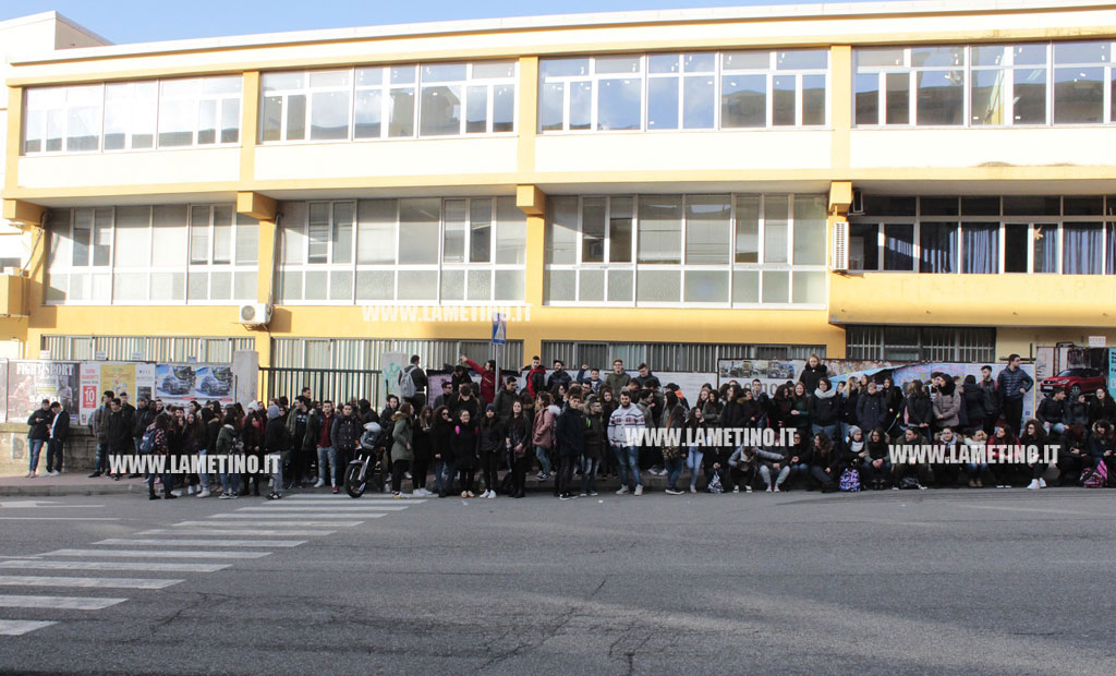 Lamezia, senza termosifoni da oltre una settimana: la protesta degli studenti dell'Einaudi