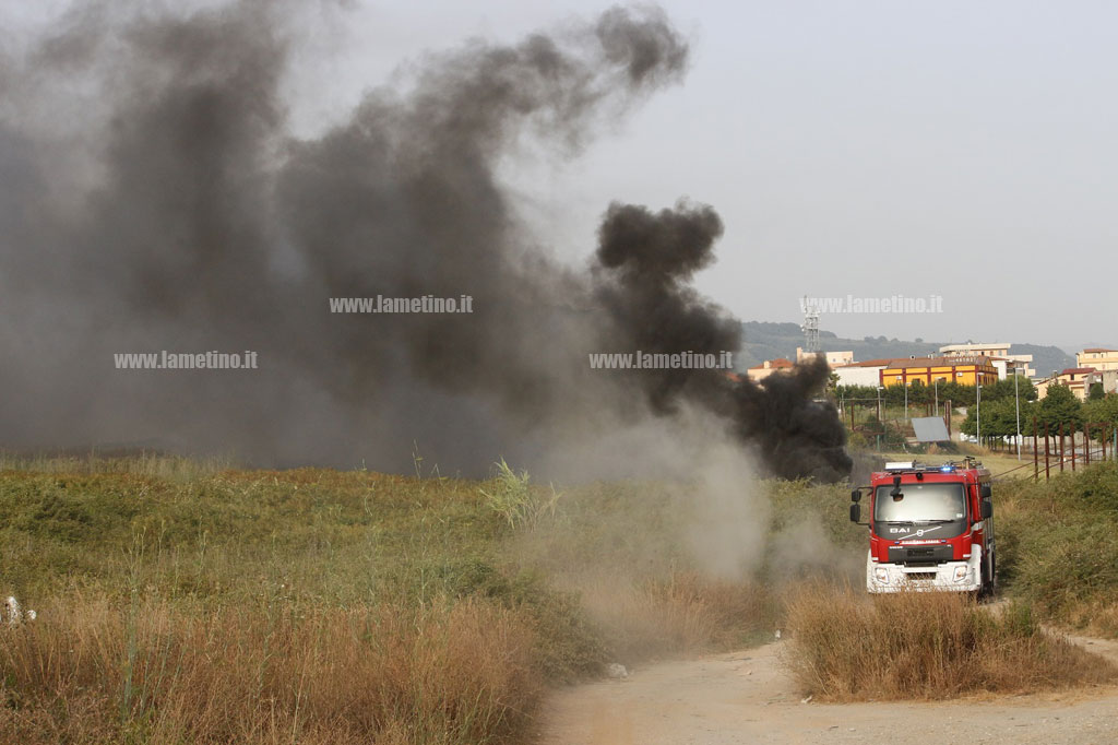 Lamezia, ancora incendi a Scordovillo: fumo nero e odore acre invadono città