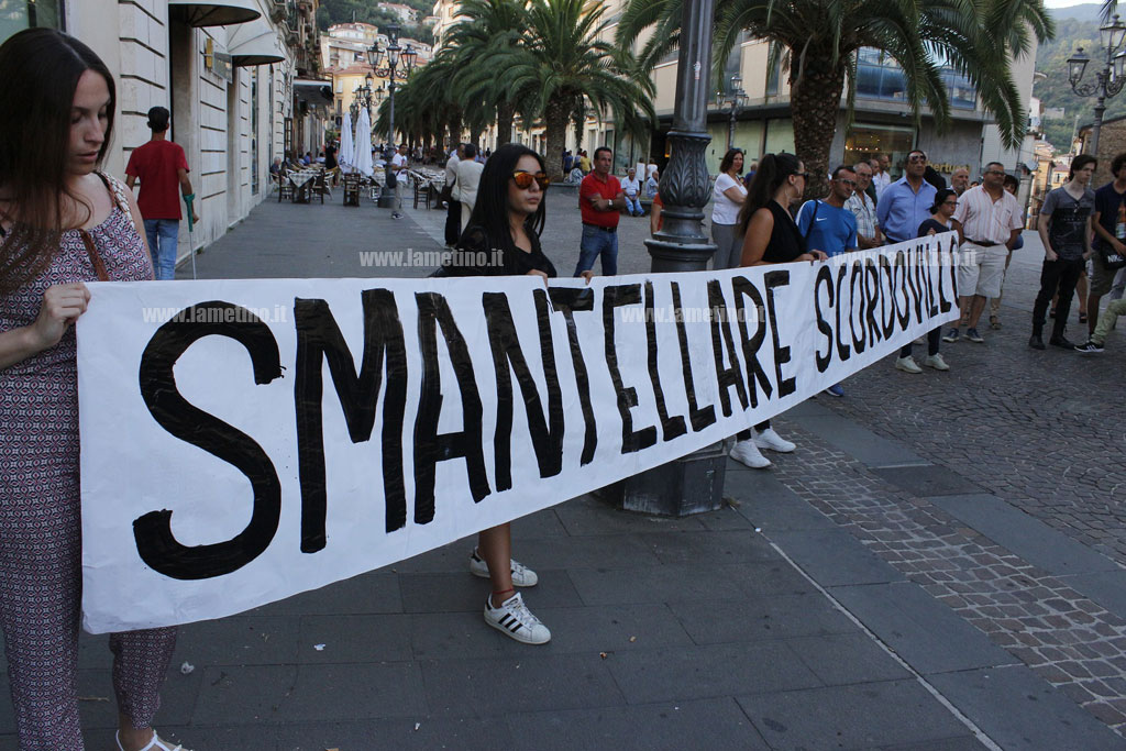 Lamezia, "Basta roghi tossici", manifestazione sull’isola pedonale per chiedere sgombero campo rom di Scordovillo