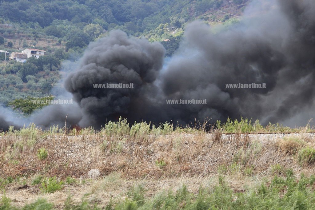 Lamezia, doppio incendio nel campo rom di Scordovillo