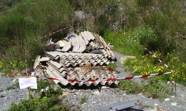 Calabria: Sequestrata discarica abusiva con lastre di eternit a Montebello Jonico