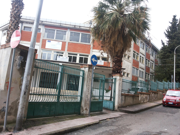 Calabria: Creolina in liceo a Cassano, studenti fanno lezione lo stesso