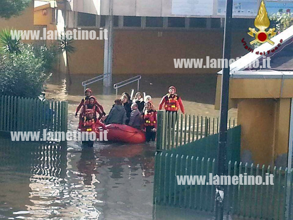 _maltempo-allagamenti-provincia-crotone-vigili-del-fuoco-nov-2013-quinques.jpg