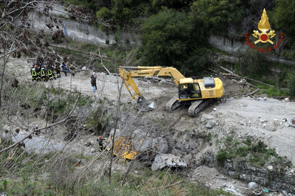 Calabria: Precipita in scarpata con ruspa, morto 75enne 