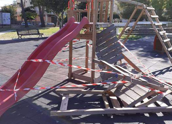 Vandali distruggono giochi in villa comunale Cutro, sindaco presenta denuncia a Carabinieri