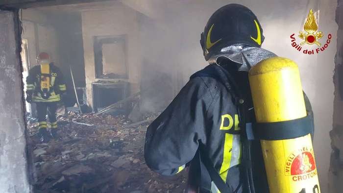 In fiamme ristorante a Catanzaro, indagano i carabinieri