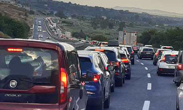 Chilometri di coda su A2 tra Falerna e Lamezia per cantieri 