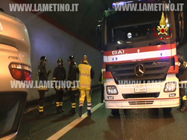 Calabria: A3, scontro tra auto in galleria Serra Spiga. Tre feriti