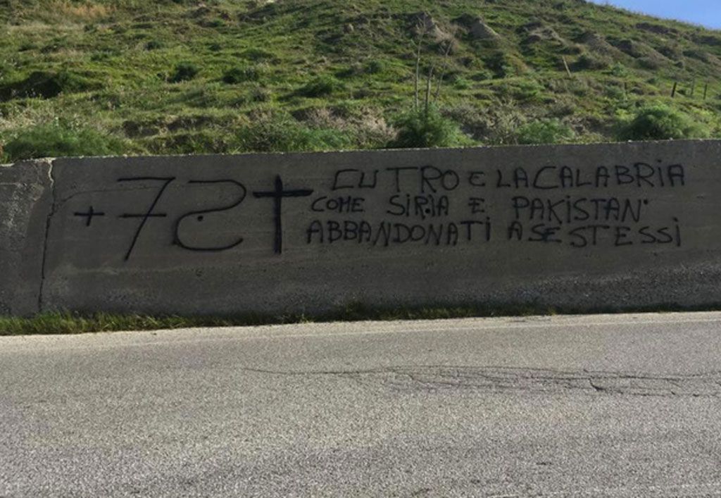 a6scritte-cutro-piantedosi_ed165.jpg