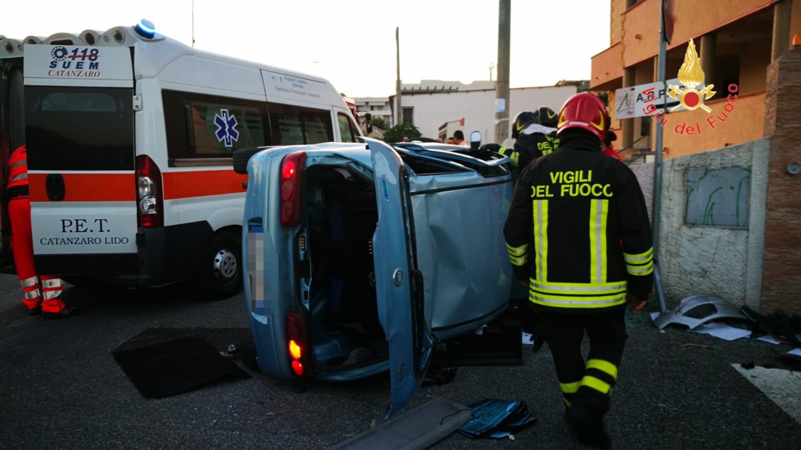 Incidente a Catanzaro Lido: auto si ribalta, ferito 20enne