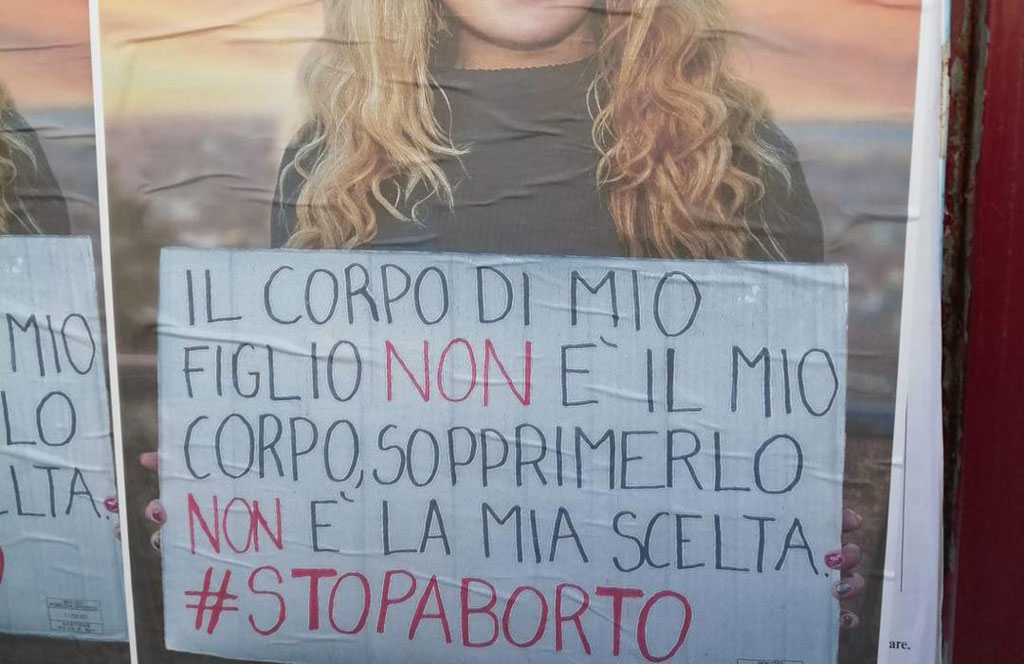 Polemica per manifesti antiaborto a Reggio, sindaco chiede rimozione
