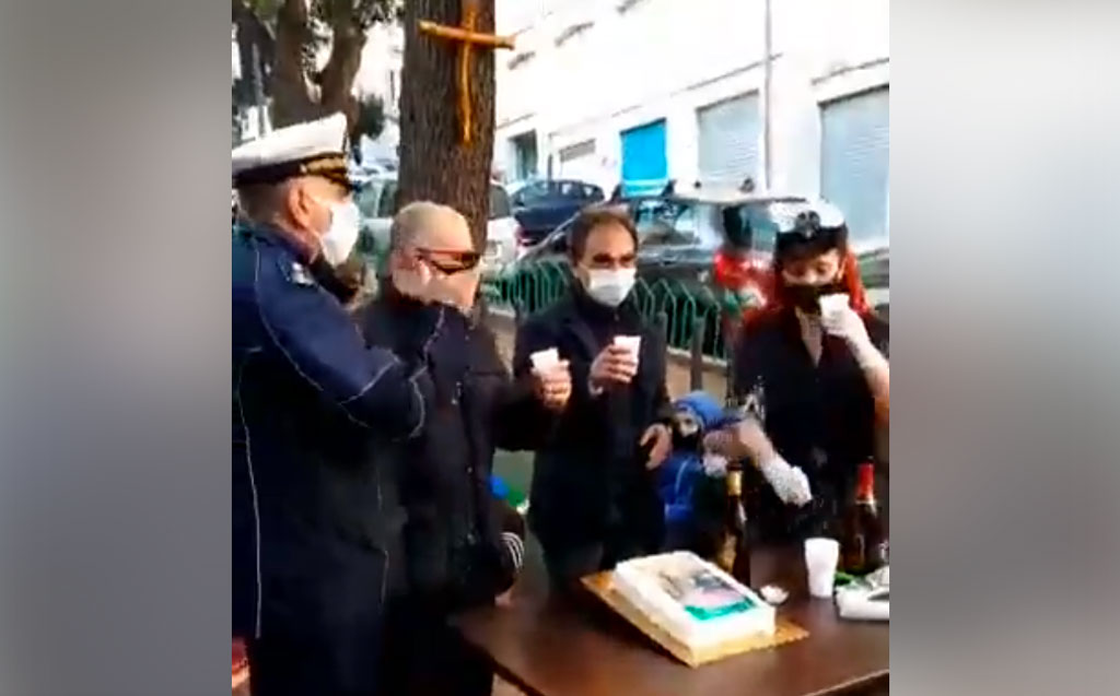 Sindaco di Catanzaro e vigili urbani festeggiano inizio Fase 2 in un rione del centro storico
