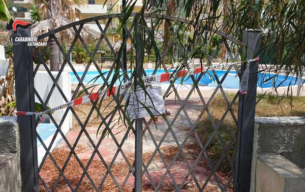 Controlli nei Comuni costieri del lametino: in residence scoperti piscina e bar costruiti senza autorizzazioni, denunciati titolari