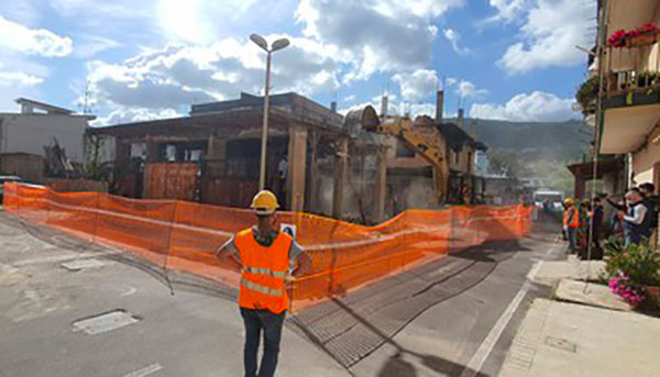 Abusivismo, dopo 30 anni demolito manufatto a Vibo Marina