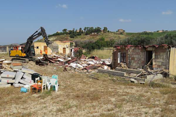 Demolito stabilimento balneare abusivo nel crotonese 