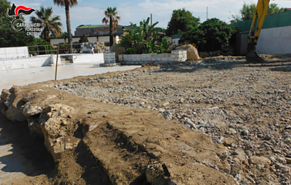 Abusivismo a Crotone, opere demolite dallo stesso proprietario
