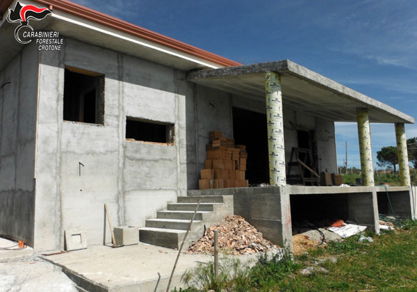 Abusivismo edilizio, sequestrato fabbricato a Isola Capo Rizzuto