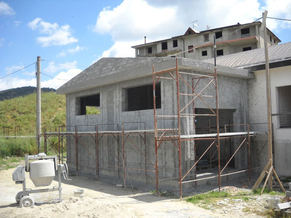 Fabbricato e tettoia abusivi sequestrati nel crotonese