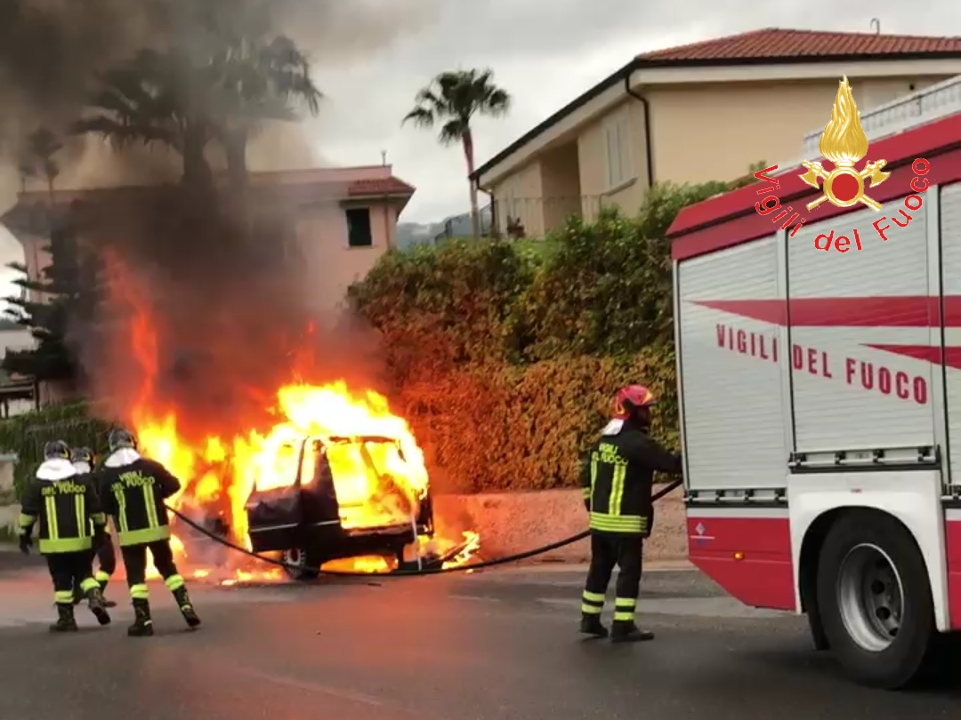 Auto in fiamme nel catanzarese, conducente in salvo