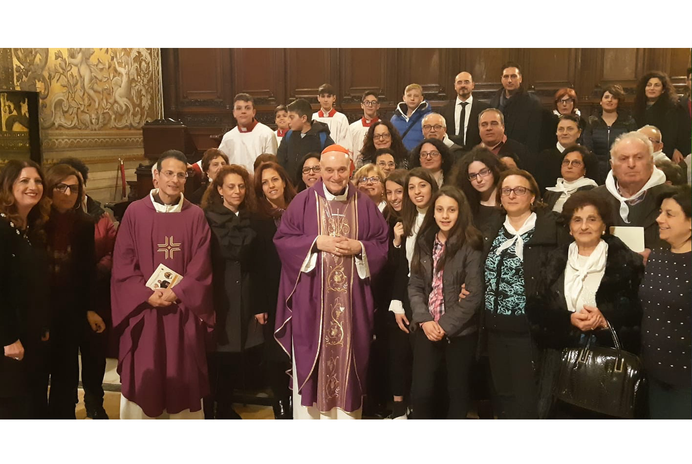 Papa Francesco benedice corona effigie Madonna del Rosario di Accaria