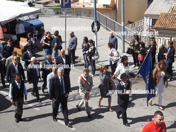 accensione-cero-santantonio-2013-esterno-chiesa.jpg