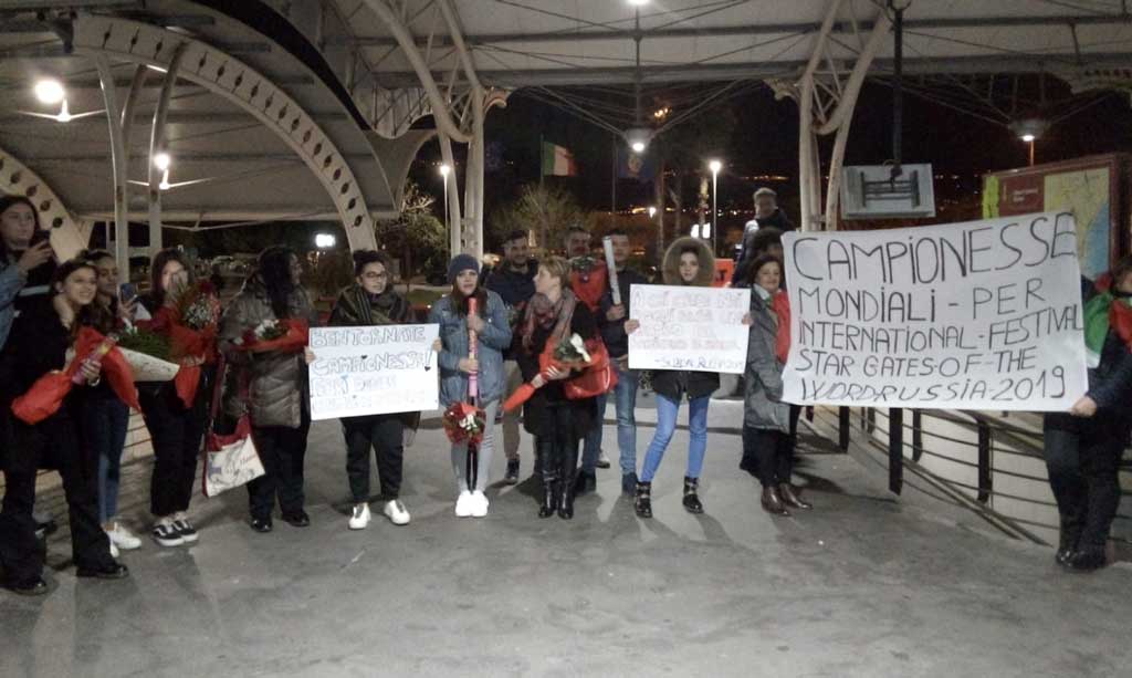 Lamezia, accoglienza speciale all'aeroporto per le ballerine della "Febri dance" dopo vittoria internazionale in Russia