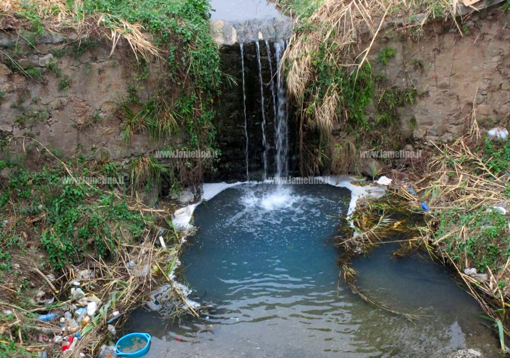 Lamezia, acqua di colore anomalo nel torrente Cantagalli