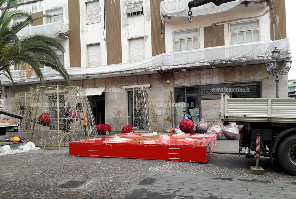 Lamezia, primi addobbi natalizi sul corso Nicotera