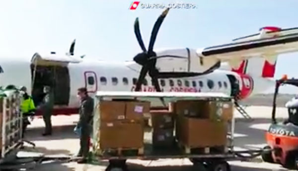 Coronavirus, atterra anche a Lamezia aereo Guardia Costiera con carico di mascherine 