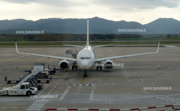 Lamezia: volo diretto a Roma torna indietro per avaria al motore, paura a bordo